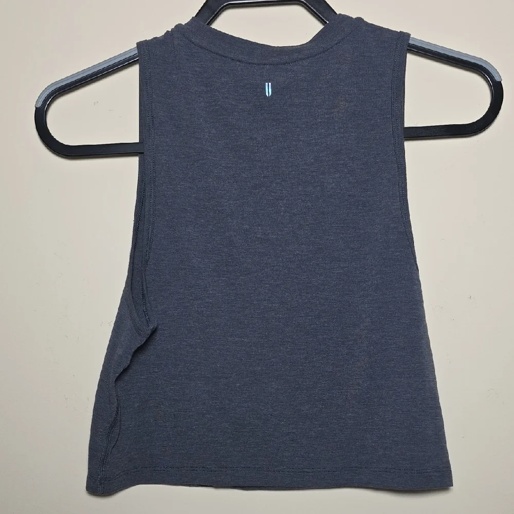 NOBULL Women's Charcoal Cropped Muscle Tee - Picture 3 of 4